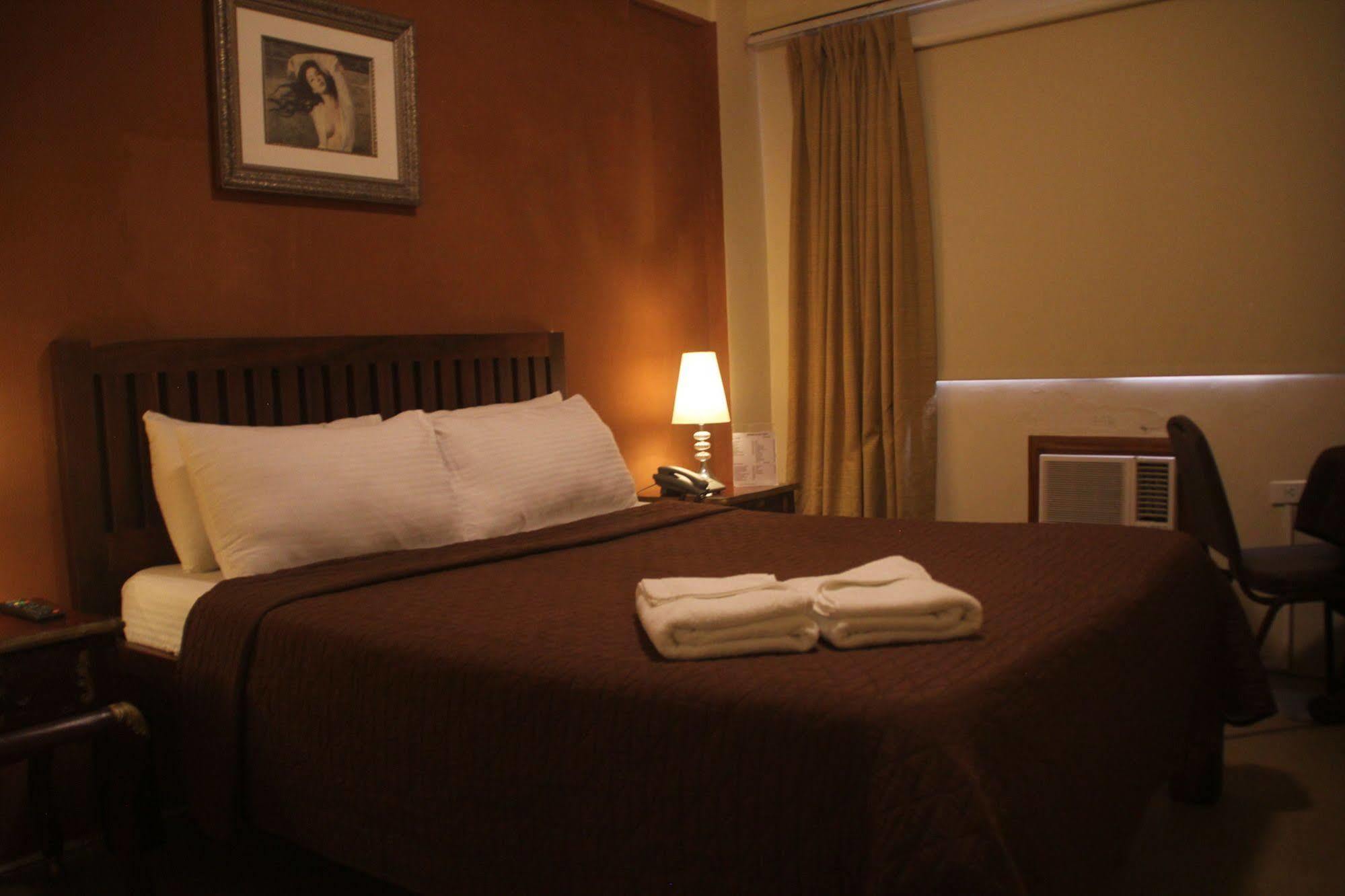Spring Plaza Hotel Dasmarinas Exteriör bild